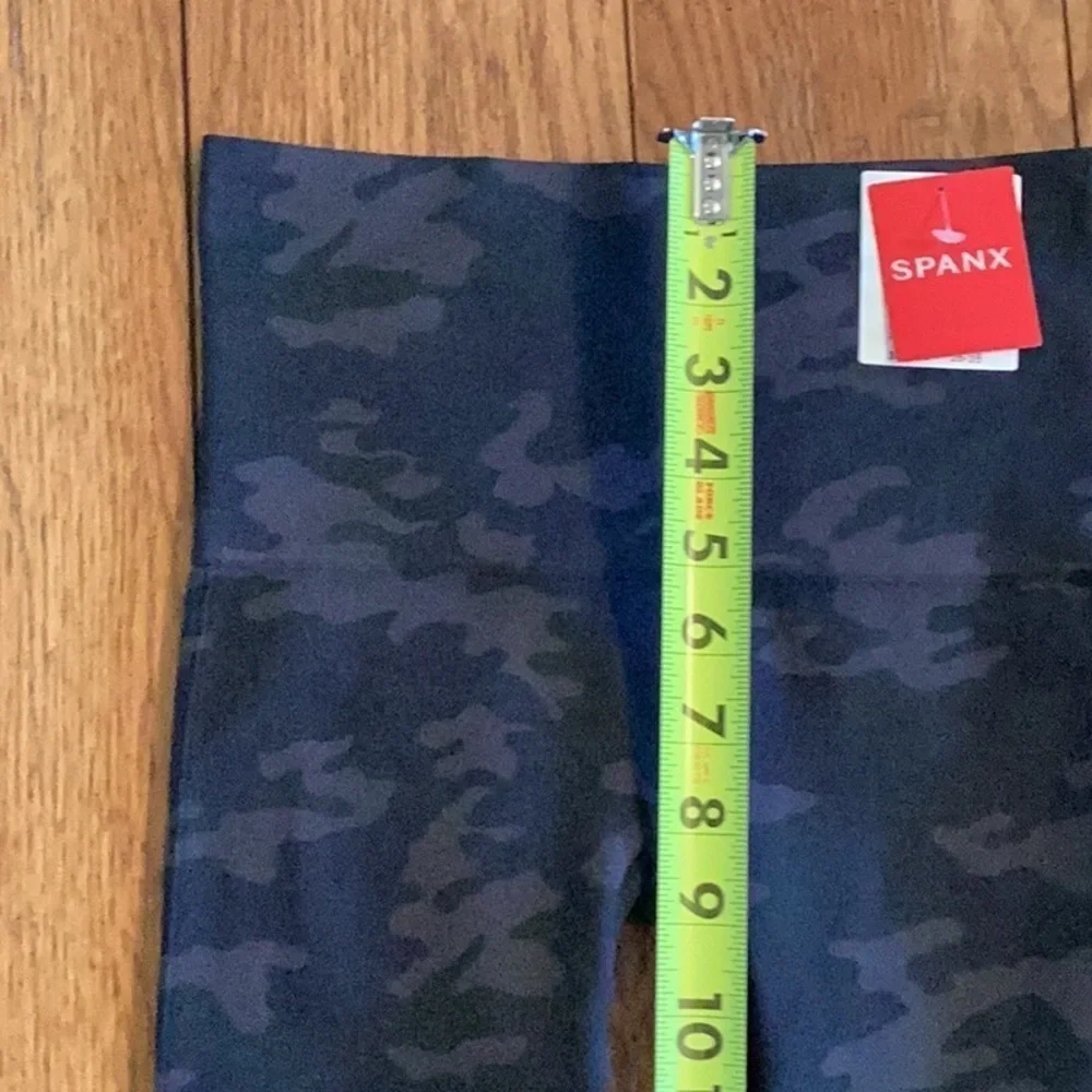 SPANX Black Camo seamless look at me now Leggings, women’s size small. 🌸NWT🌸